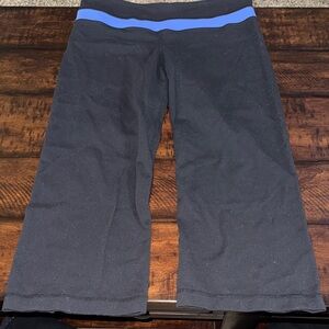 Lululemon sz 6 Black and Blue cropped leggings